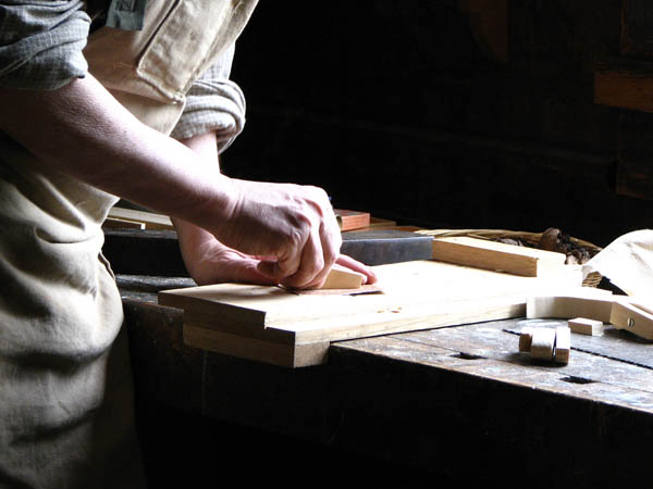 Nacemos de la influencia y formación  heredada en el sector de la <strong>carpintería de madera y ebanistería  en Colldejou.</strong>